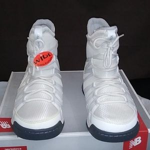 New Balance Women's Fresh Foam 2000v1 Boot Size 8 Wide